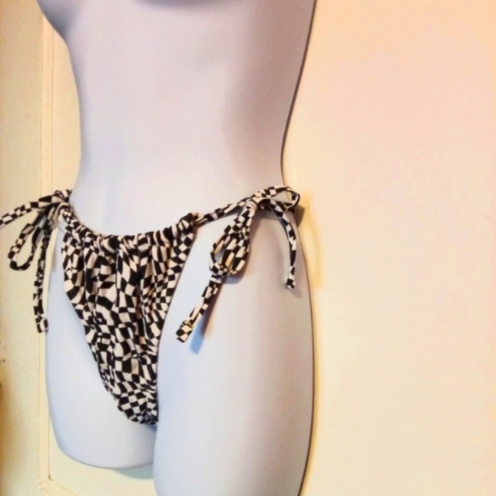 🛍️ BUNDLE ONLY🛍️ White Fable Black & White Bikini Bottom with Adjustable Ties